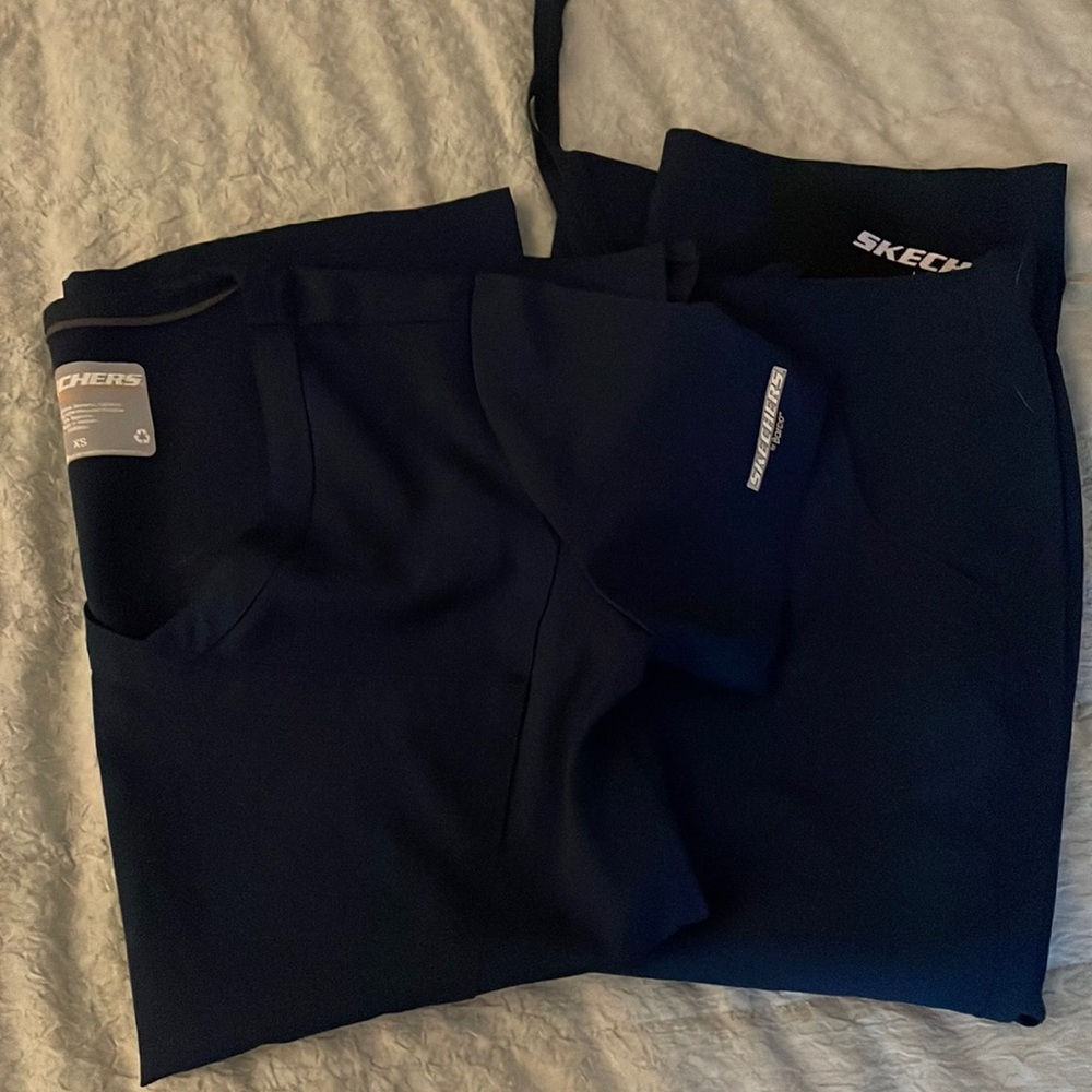 Sketchers scrub set 
Top size XS 
Bottoms size XXS